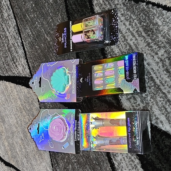 DISNEY PRINCESS SHIMMER LIP GLOSS MOLDED SHAPED LIP BALM NAIL-SET SHAKER… - Picture 13 of 15